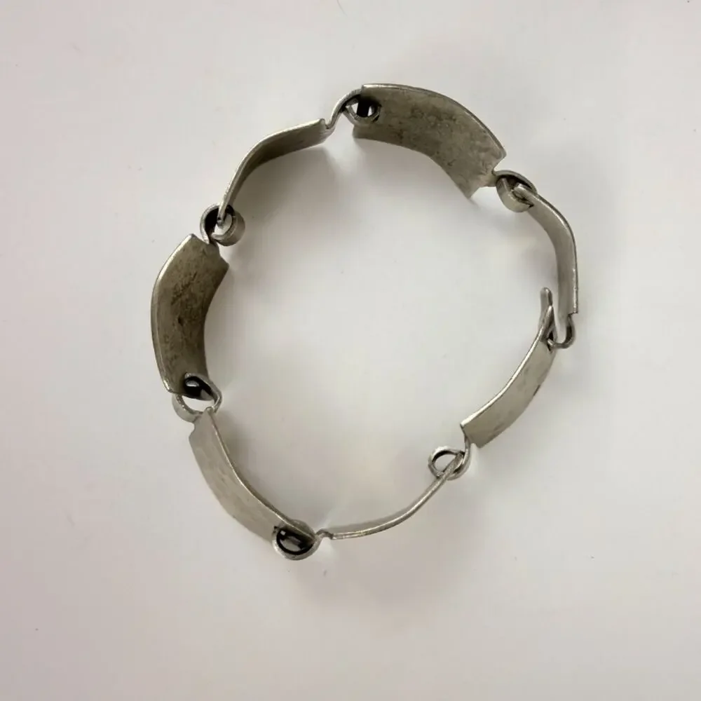 Silvery Lightweight Bracelet - Picture 2 of 10